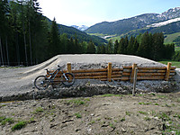 Leogang Trackwalk Table nach 1. Wald
Dateiname: P1090968-Leogang-2-Table-Nach-Wald.jpg