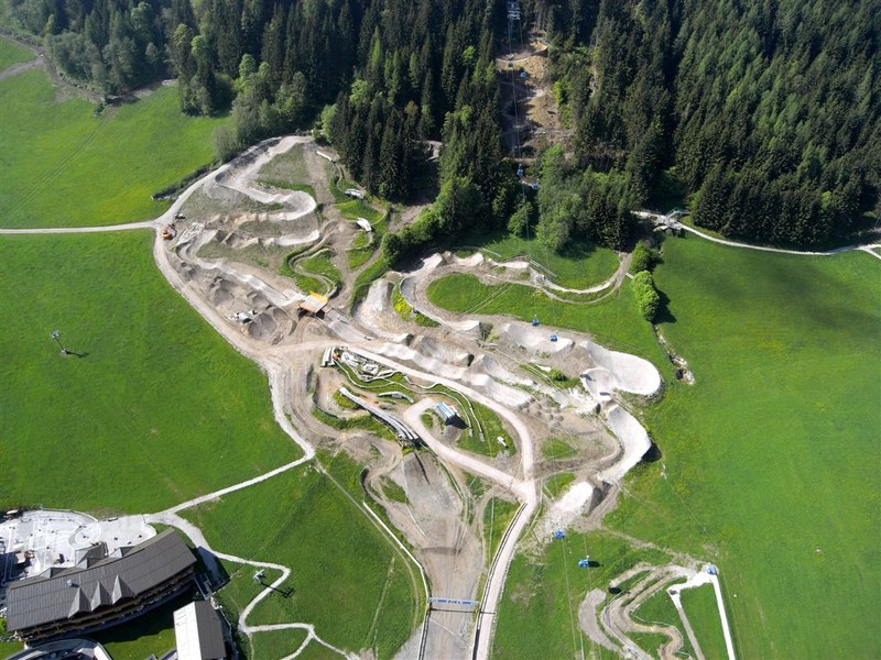 [Bild: UCI_WorldCup_Leogang_2010_4Xoverviewpicture.jpg]
