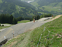 Leogang Streckenumbau 2014 - Wiesenschraegfahrt
Dateiname: P1110775-Downhill-Wiesenschraegfahrt-ausfahrt-table-Freeride-Tables.jpg